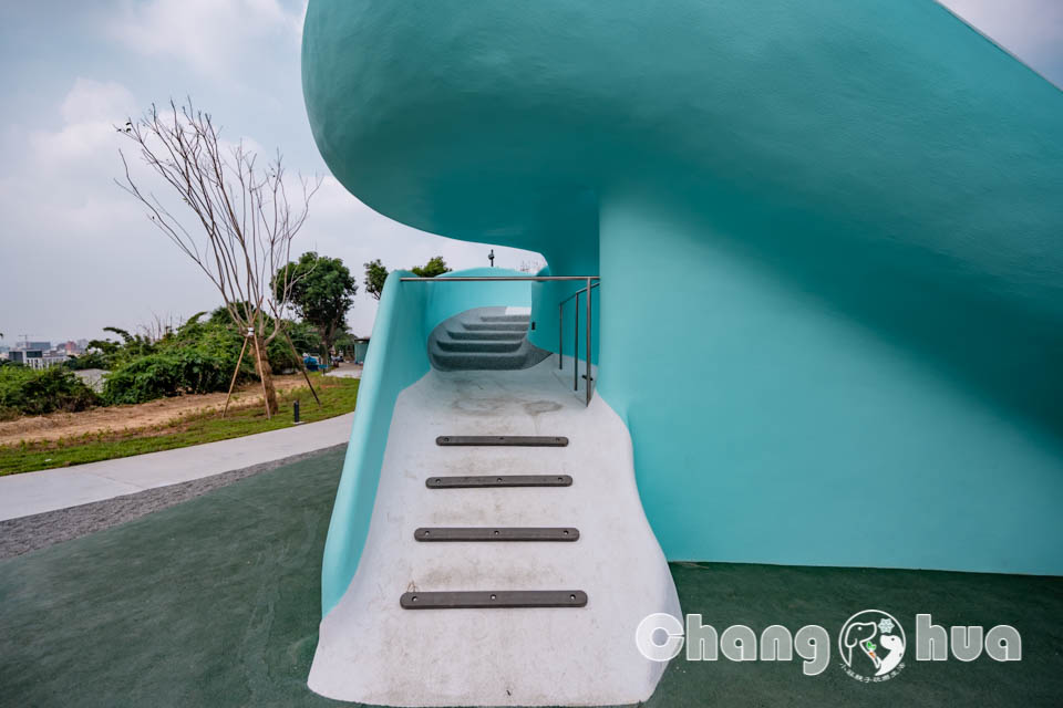 彰化市區景點〡八卦山天空遊戲場〡暢玩雲朵造型遊具, 天空觀景台俯瞰市容, 小型幫浦戲水區, 家長也能同樂的遊戲場, 享受漫步在雲端的舒心感
