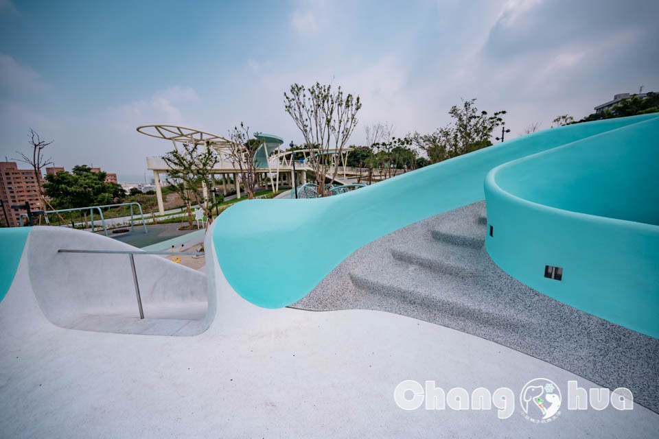 彰化市區景點〡八卦山天空遊戲場〡暢玩雲朵造型遊具, 天空觀景台俯瞰市容, 小型幫浦戲水區, 家長也能同樂的遊戲場, 享受漫步在雲端的舒心感