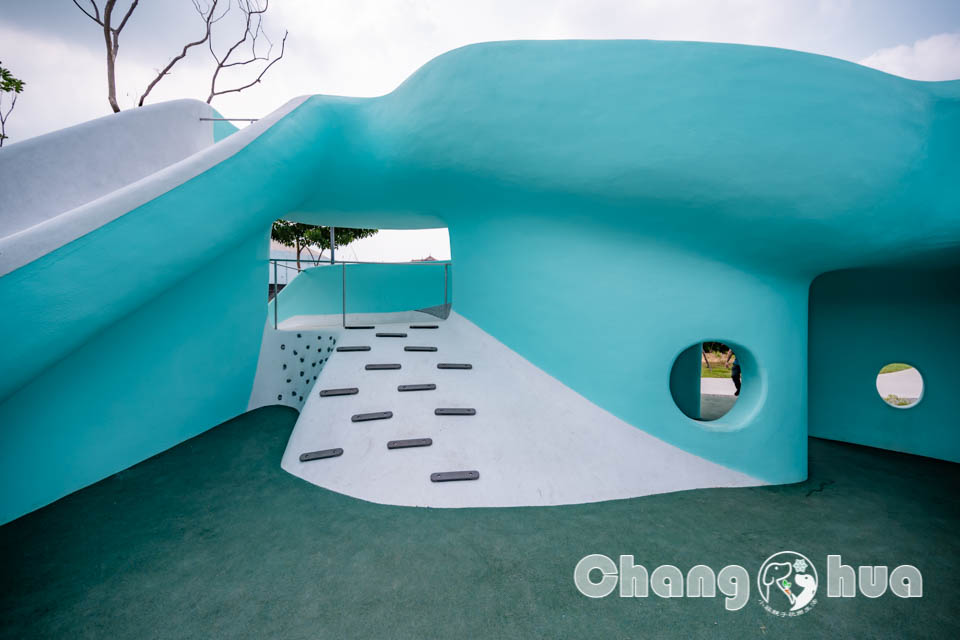 彰化市區景點〡八卦山天空遊戲場〡暢玩雲朵造型遊具, 天空觀景台俯瞰市容, 小型幫浦戲水區, 家長也能同樂的遊戲場, 享受漫步在雲端的舒心感