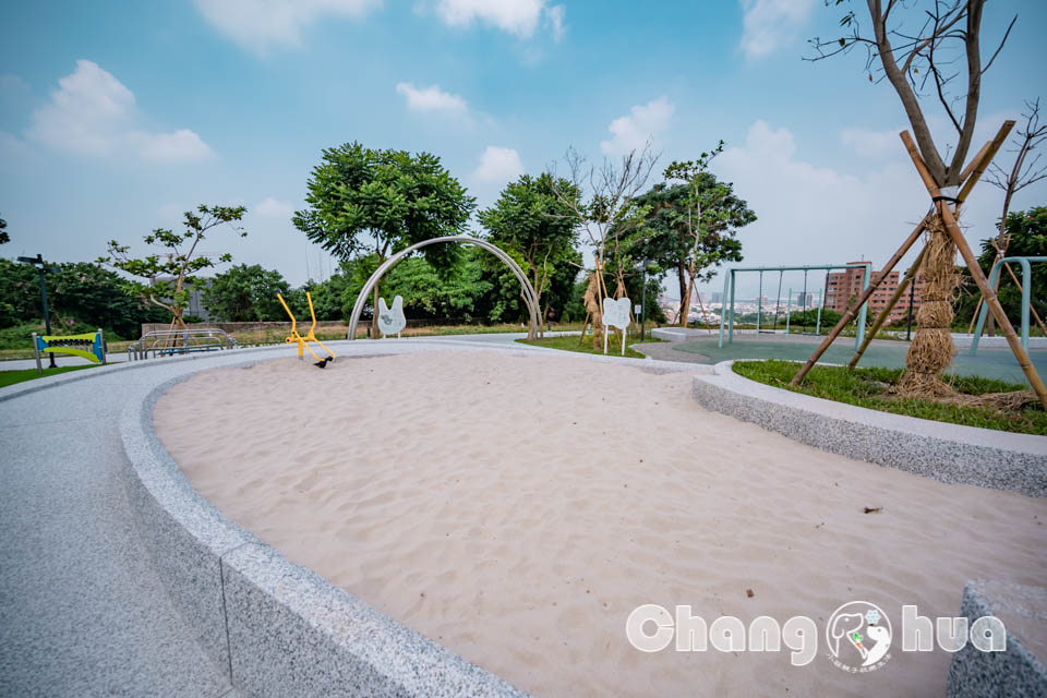 彰化市區景點〡八卦山天空遊戲場〡暢玩雲朵造型遊具, 天空觀景台俯瞰市容, 小型幫浦戲水區, 家長也能同樂的遊戲場, 享受漫步在雲端的舒心感