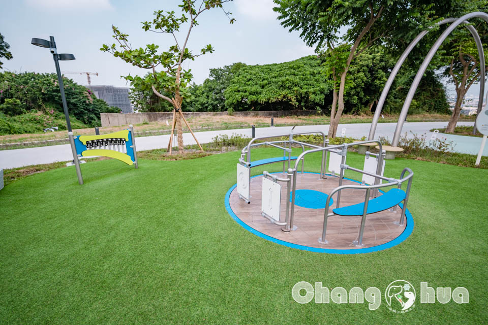 彰化市區景點〡八卦山天空遊戲場〡暢玩雲朵造型遊具, 天空觀景台俯瞰市容, 小型幫浦戲水區, 家長也能同樂的遊戲場, 享受漫步在雲端的舒心感