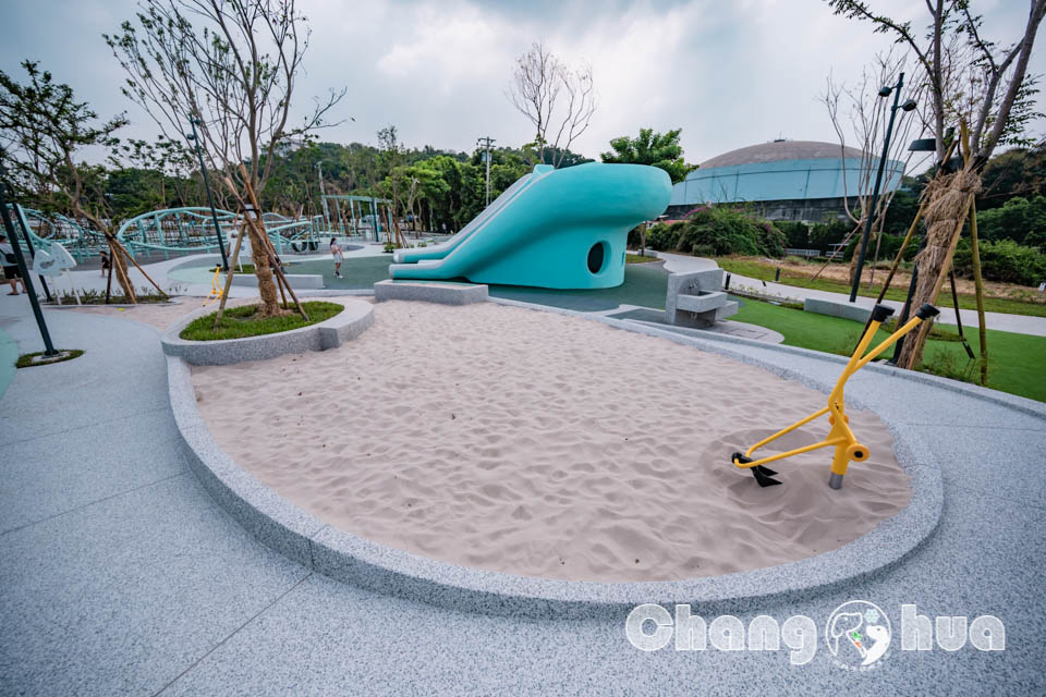彰化市區景點〡八卦山天空遊戲場〡暢玩雲朵造型遊具, 天空觀景台俯瞰市容, 小型幫浦戲水區, 家長也能同樂的遊戲場, 享受漫步在雲端的舒心感