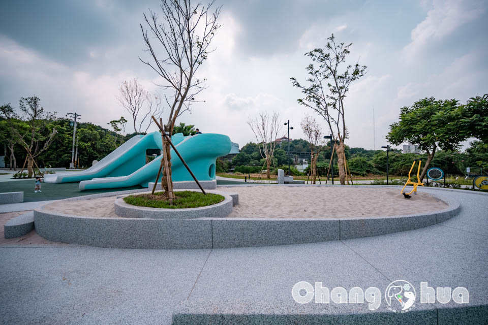 彰化市區景點〡八卦山天空遊戲場〡暢玩雲朵造型遊具, 天空觀景台俯瞰市容, 小型幫浦戲水區, 家長也能同樂的遊戲場, 享受漫步在雲端的舒心感