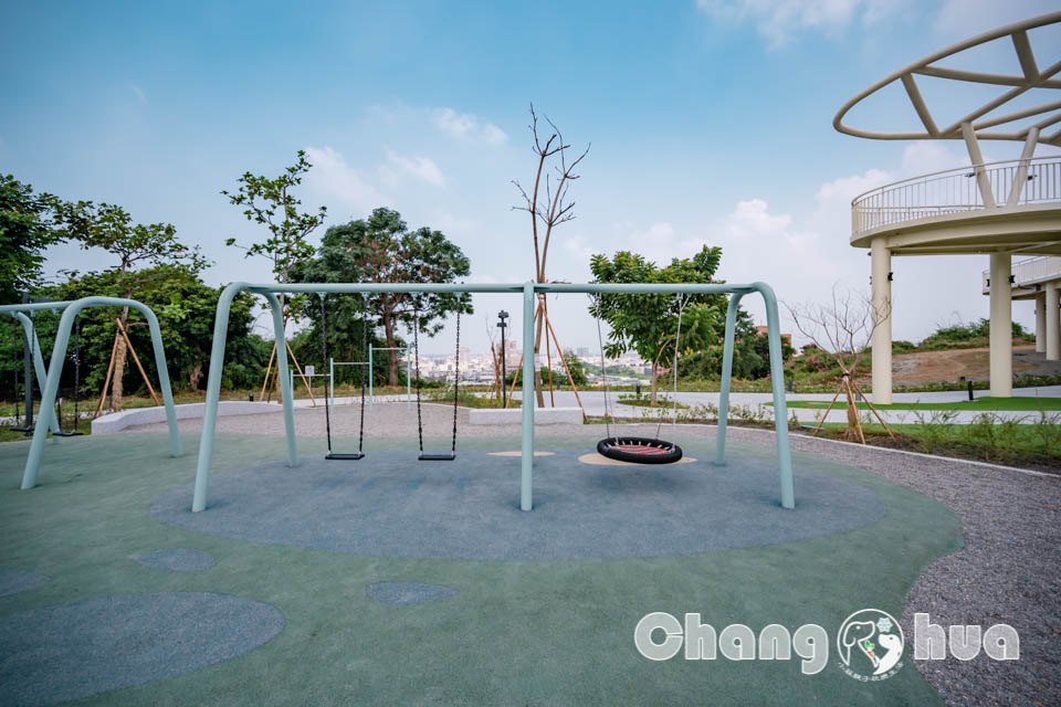 彰化市區景點〡八卦山天空遊戲場〡暢玩雲朵造型遊具, 天空觀景台俯瞰市容, 小型幫浦戲水區, 家長也能同樂的遊戲場, 享受漫步在雲端的舒心感