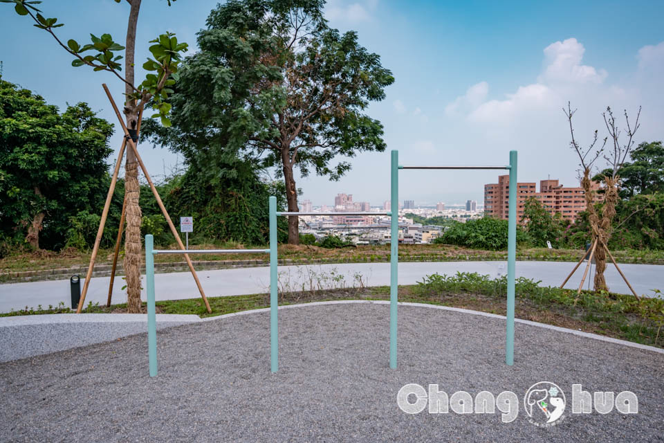 彰化市區景點〡八卦山天空遊戲場〡暢玩雲朵造型遊具, 天空觀景台俯瞰市容, 小型幫浦戲水區, 家長也能同樂的遊戲場, 享受漫步在雲端的舒心感