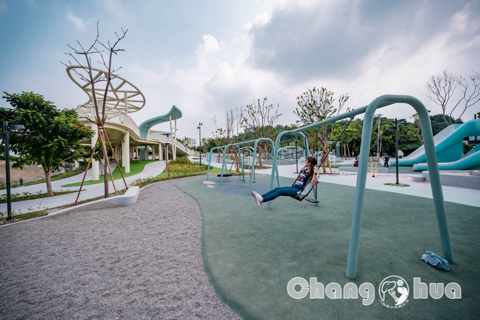 彰化市區景點〡八卦山天空遊戲場〡暢玩雲朵造型遊具, 天空觀景台俯瞰市容, 小型幫浦戲水區, 家長也能同樂的遊戲場, 享受漫步在雲端的舒心感