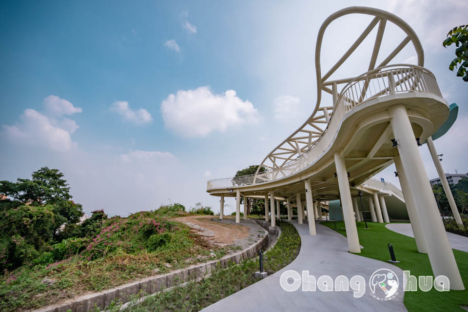 彰化市區景點〡八卦山天空遊戲場〡暢玩雲朵造型遊具, 天空觀景台俯瞰市容, 小型幫浦戲水區, 家長也能同樂的遊戲場, 享受漫步在雲端的舒心感