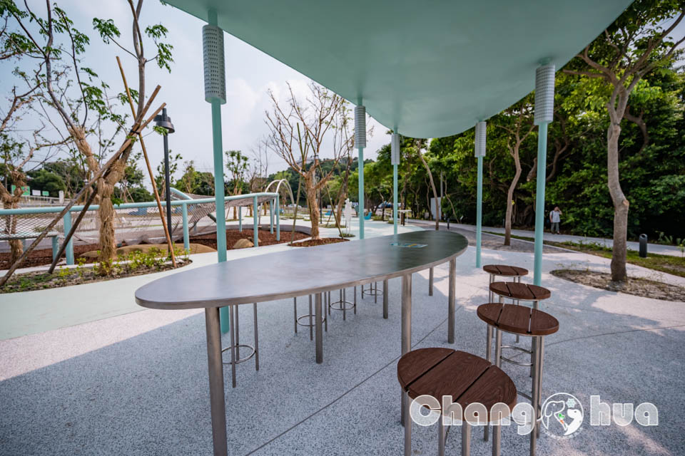 彰化市區景點〡八卦山天空遊戲場〡暢玩雲朵造型遊具, 天空觀景台俯瞰市容, 小型幫浦戲水區, 家長也能同樂的遊戲場, 享受漫步在雲端的舒心感