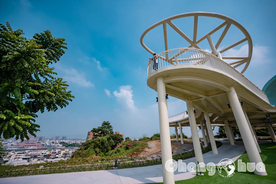 彰化市區景點〡八卦山天空遊戲場〡暢玩雲朵造型遊具, 天空觀景台俯瞰市容, 小型幫浦戲水區, 家長也能同樂的遊戲場, 享受漫步在雲端的舒心感