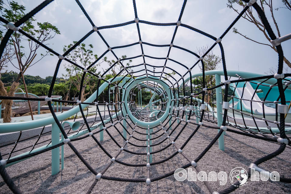 彰化市區景點〡八卦山天空遊戲場〡暢玩雲朵造型遊具, 天空觀景台俯瞰市容, 小型幫浦戲水區, 家長也能同樂的遊戲場, 享受漫步在雲端的舒心感