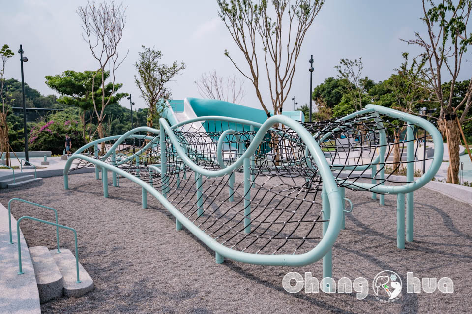 彰化市區景點〡八卦山天空遊戲場〡暢玩雲朵造型遊具, 天空觀景台俯瞰市容, 小型幫浦戲水區, 家長也能同樂的遊戲場, 享受漫步在雲端的舒心感