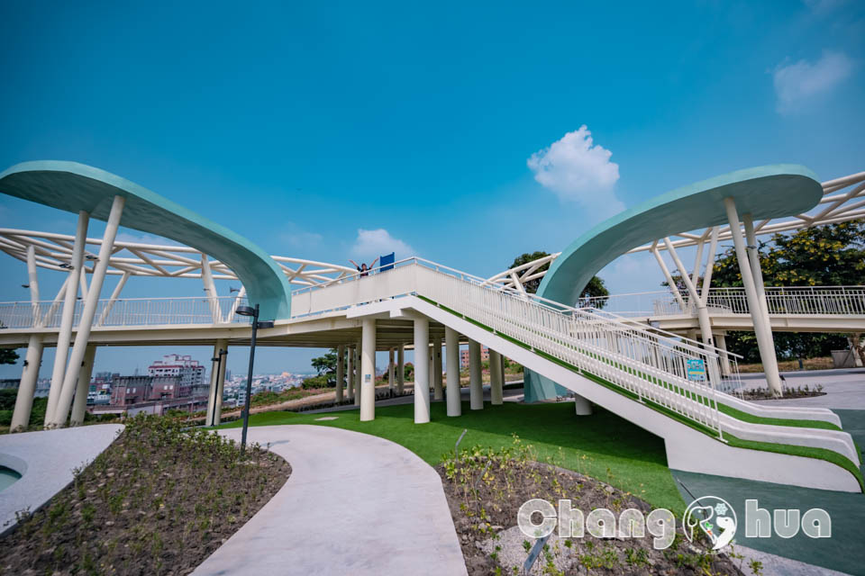 彰化市區景點〡八卦山天空遊戲場〡暢玩雲朵造型遊具, 天空觀景台俯瞰市容, 小型幫浦戲水區, 家長也能同樂的遊戲場, 享受漫步在雲端的舒心感