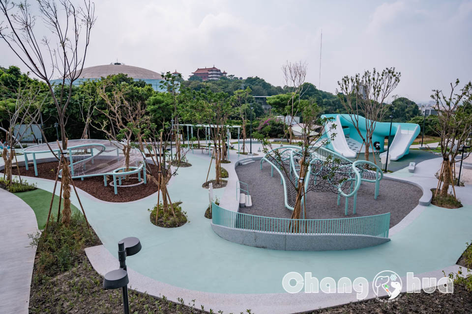 彰化市區景點〡八卦山天空遊戲場〡暢玩雲朵造型遊具, 天空觀景台俯瞰市容, 小型幫浦戲水區, 家長也能同樂的遊戲場, 享受漫步在雲端的舒心感
