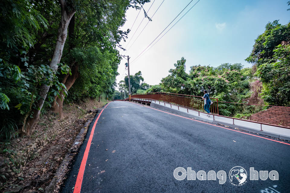 彰化市區景點〡八卦山天空遊戲場〡暢玩雲朵造型遊具, 天空觀景台俯瞰市容, 小型幫浦戲水區, 家長也能同樂的遊戲場, 享受漫步在雲端的舒心感