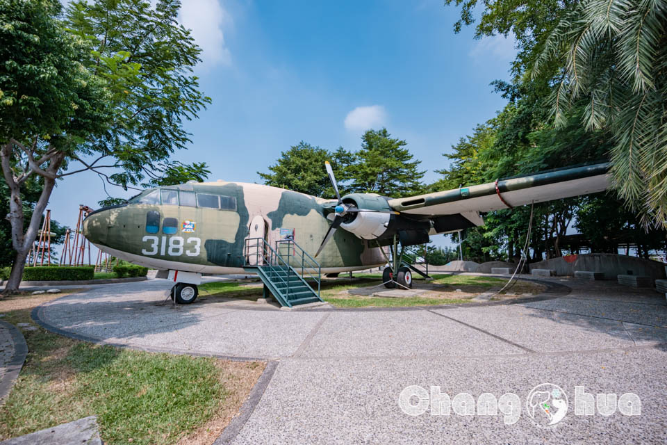 彰化市區景點〡八卦山C119軍機公園〡可以進入機艙內參觀的實體軍機, 空中運輸老母雞英姿不減, 公園步道與周邊知名景點串聯, 親子特色公園