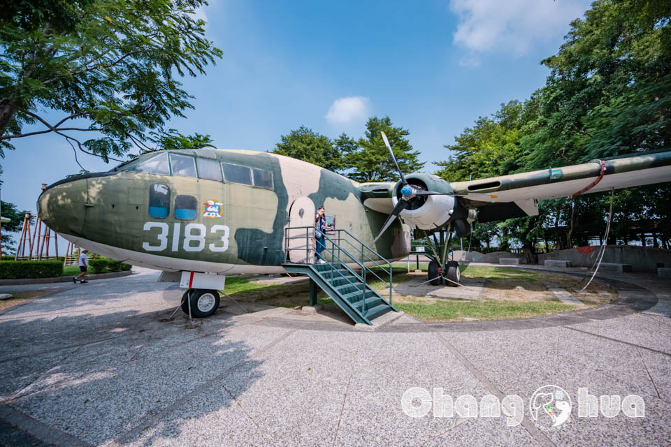 彰化市區景點〡八卦山C119軍機公園〡可以進入機艙內參觀的實體軍機, 空中運輸老母雞英姿不減, 公園步道與周邊知名景點串聯, 親子特色公園