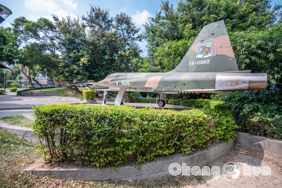 彰化市區景點〡八卦山C119軍機公園〡可以進入機艙內參觀的實體軍機, 空中運輸老母雞英姿不減, 公園步道與周邊知名景點串聯, 親子特色公園