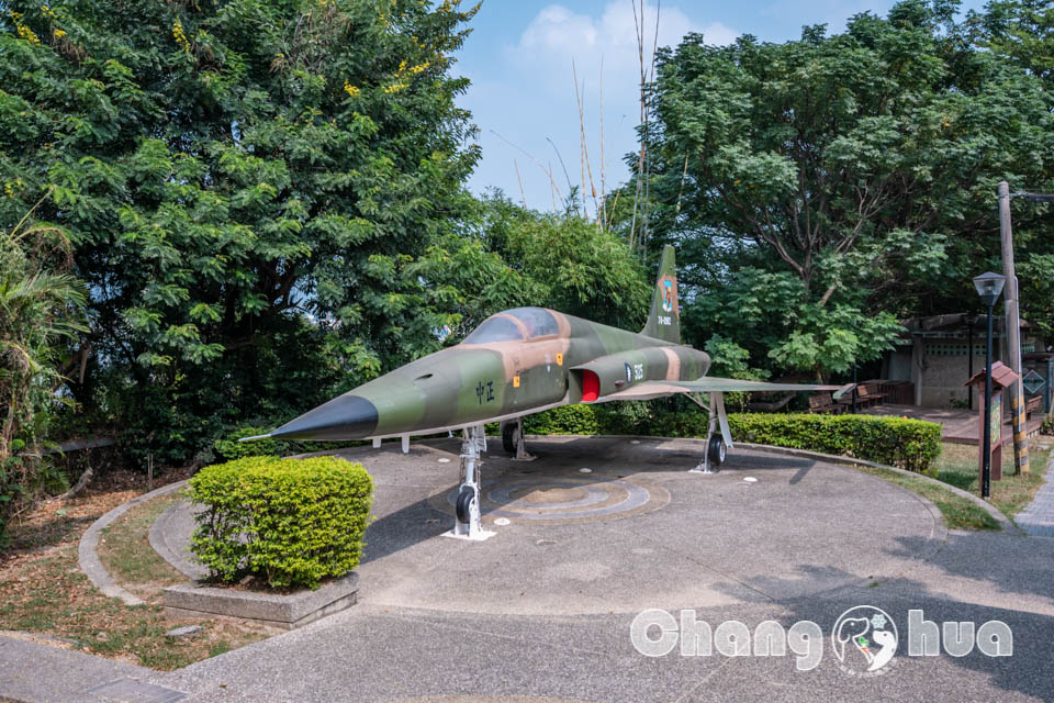 彰化市區景點〡八卦山C119軍機公園〡可以進入機艙內參觀的實體軍機, 空中運輸老母雞英姿不減, 公園步道與周邊知名景點串聯, 親子特色公園