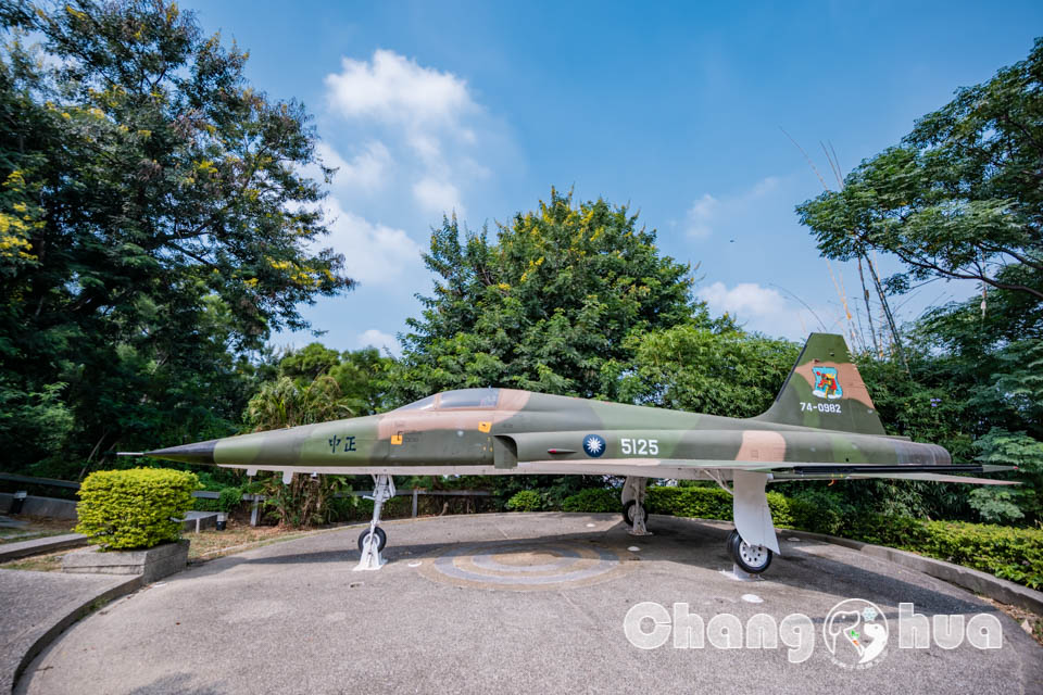 彰化市區景點〡八卦山C119軍機公園〡可以進入機艙內參觀的實體軍機, 空中運輸老母雞英姿不減, 公園步道與周邊知名景點串聯, 親子特色公園