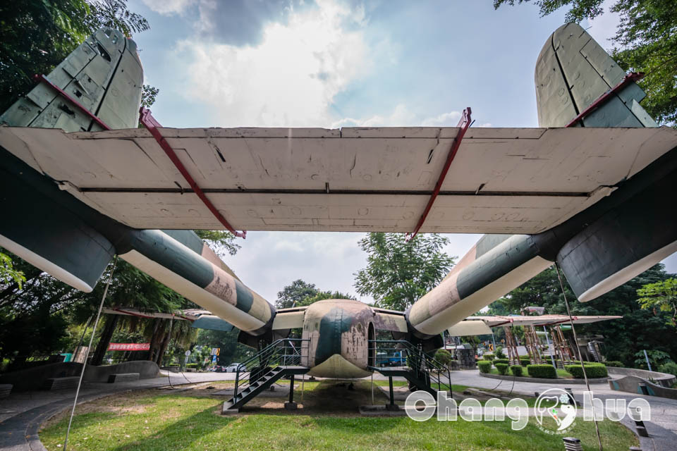 彰化市區景點〡八卦山C119軍機公園〡可以進入機艙內參觀的實體軍機, 空中運輸老母雞英姿不減, 公園步道與周邊知名景點串聯, 親子特色公園