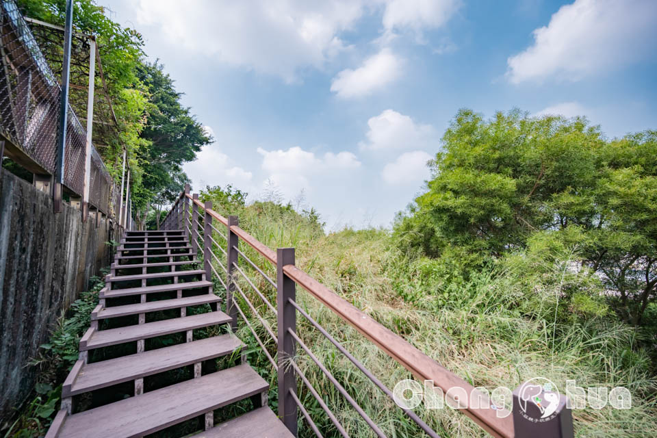 彰化市區景點〡八卦山C119軍機公園〡可以進入機艙內參觀的實體軍機, 空中運輸老母雞英姿不減, 公園步道與周邊知名景點串聯, 親子特色公園