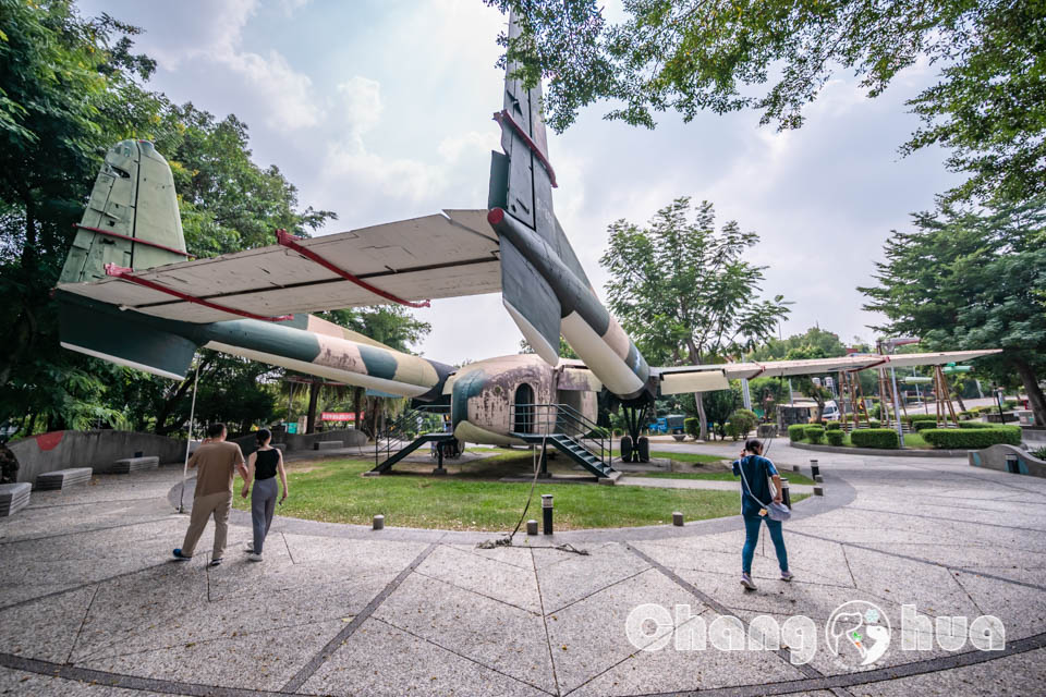 彰化市區景點〡八卦山C119軍機公園〡可以進入機艙內參觀的實體軍機, 空中運輸老母雞英姿不減, 公園步道與周邊知名景點串聯, 親子特色公園