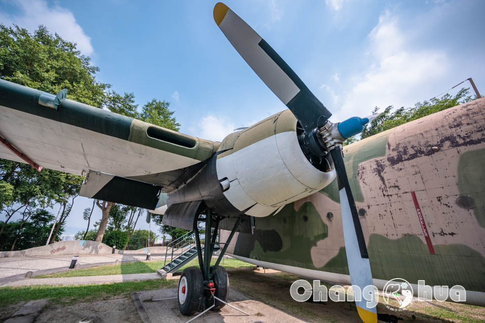 彰化市區景點〡八卦山C119軍機公園〡可以進入機艙內參觀的實體軍機, 空中運輸老母雞英姿不減, 公園步道與周邊知名景點串聯, 親子特色公園
