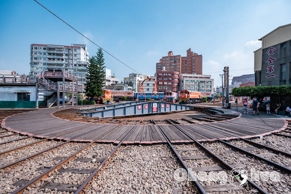 DSC_9861 彰化市區景點〡彰化扇形車庫〡百年歷史文化遺跡, 12根煙囪的輝煌, 觀景台視角欣賞360度調車轉盤, 湯瑪士提茅斯機房經典重現, 鐵道火車迷必追點