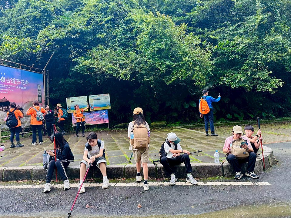 新北貢寮景點〡草嶺古道〡草嶺古道芒花季, 市定古蹟虎字碑, 眺望龜山島最佳位置埡口觀景亭, 大里天公廟登山口