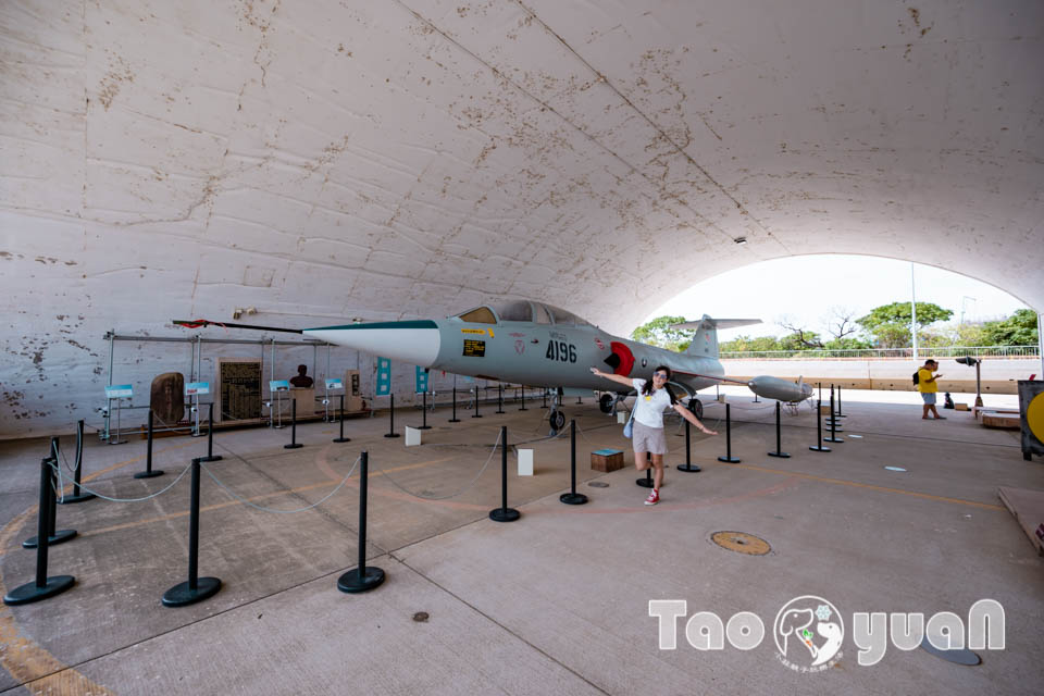 DSC_0001 桃園大園景點〡航空城博物館園區〡戀戀家園記住家的模樣, 帥氣十足的黑貓軍團守衛隊 ,免門票探索機庫與警戒室, 05機堡公園