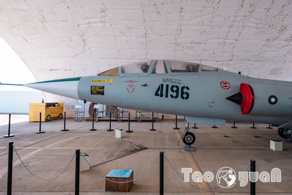 DSC_0004 桃園大園景點〡航空城博物館園區〡戀戀家園記住家的模樣, 帥氣十足的黑貓軍團守衛隊 ,免門票探索機庫與警戒室, 05機堡公園