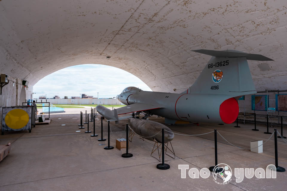 DSC_0009 桃園大園景點〡航空城博物館園區〡戀戀家園記住家的模樣, 帥氣十足的黑貓軍團守衛隊 ,免門票探索機庫與警戒室, 05機堡公園