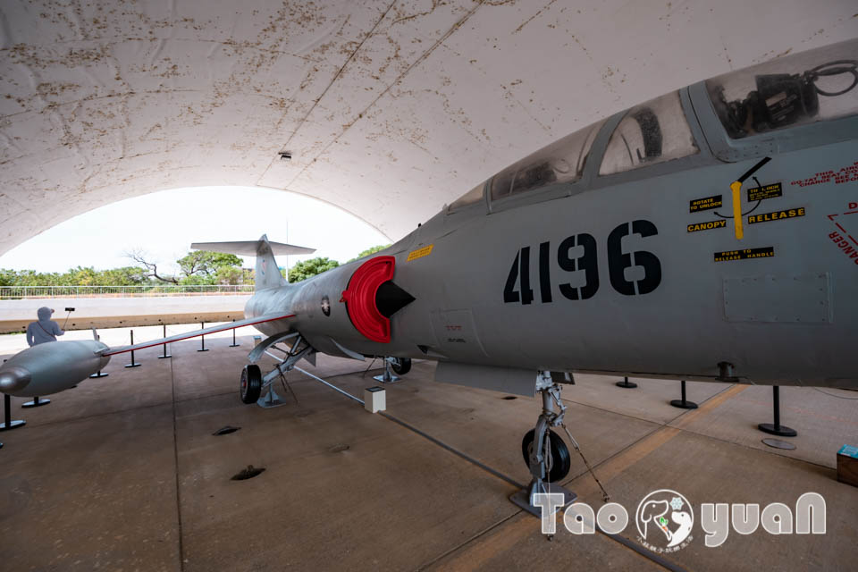 DSC_0014 桃園大園景點〡航空城博物館園區〡戀戀家園記住家的模樣, 帥氣十足的黑貓軍團守衛隊 ,免門票探索機庫與警戒室, 05機堡公園