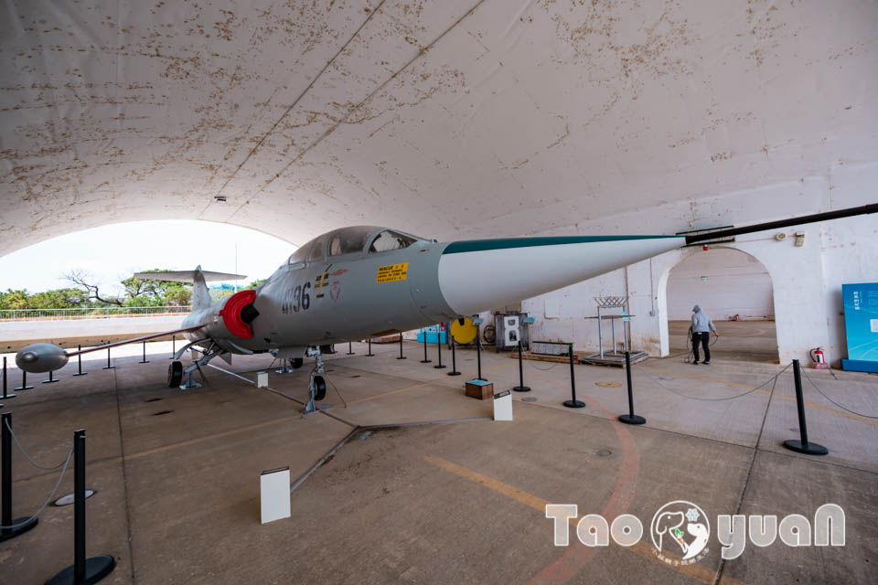 DSC_0015 桃園大園景點〡航空城博物館園區〡戀戀家園記住家的模樣, 帥氣十足的黑貓軍團守衛隊 ,免門票探索機庫與警戒室, 05機堡公園