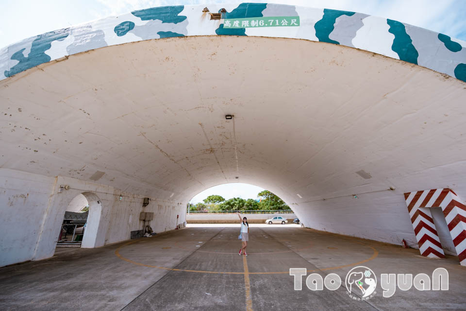DSC_0021 桃園大園景點〡航空城博物館園區〡戀戀家園記住家的模樣, 帥氣十足的黑貓軍團守衛隊 ,免門票探索機庫與警戒室, 05機堡公園