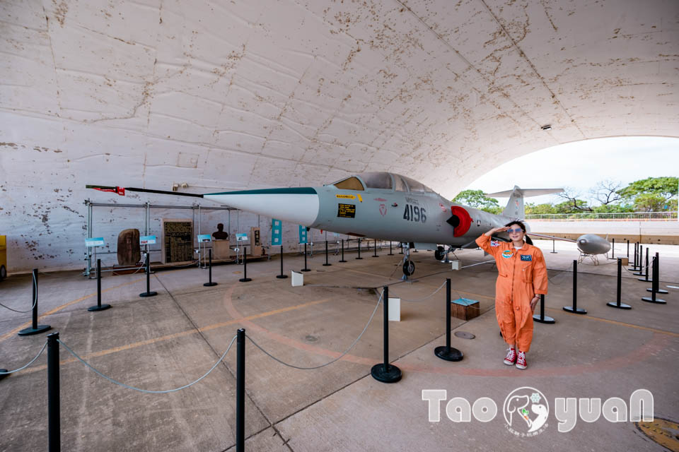 DSC_0049 桃園大園景點〡航空城博物館園區〡戀戀家園記住家的模樣, 帥氣十足的黑貓軍團守衛隊 ,免門票探索機庫與警戒室, 05機堡公園