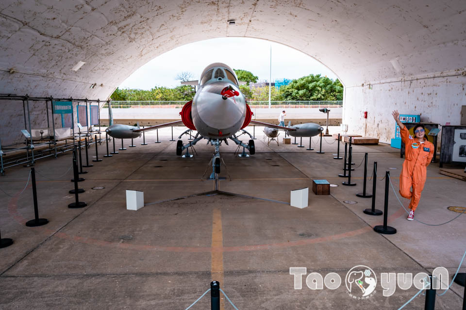 DSC_0053 桃園大園景點〡航空城博物館園區〡戀戀家園記住家的模樣, 帥氣十足的黑貓軍團守衛隊 ,免門票探索機庫與警戒室, 05機堡公園