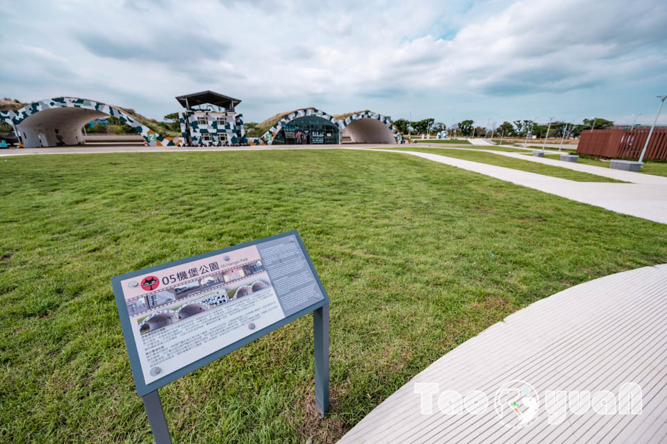 DSC_0063 桃園大園景點〡航空城博物館園區〡戀戀家園記住家的模樣, 帥氣十足的黑貓軍團守衛隊 ,免門票探索機庫與警戒室, 05機堡公園