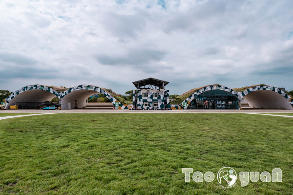 DSC_0064 桃園大園景點〡航空城博物館園區〡戀戀家園記住家的模樣, 帥氣十足的黑貓軍團守衛隊 ,免門票探索機庫與警戒室, 05機堡公園