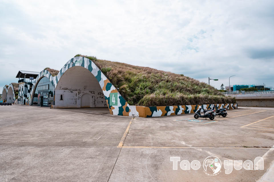 DSC_0068 桃園大園景點〡航空城博物館園區〡戀戀家園記住家的模樣, 帥氣十足的黑貓軍團守衛隊 ,免門票探索機庫與警戒室, 05機堡公園