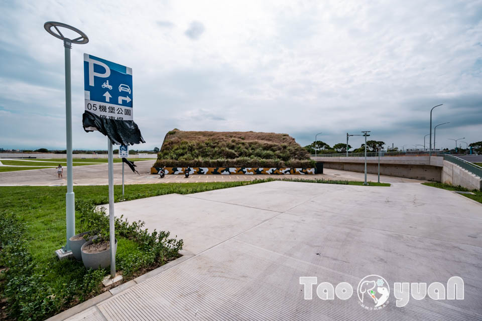 DSC_0070 桃園大園景點〡航空城博物館園區〡戀戀家園記住家的模樣, 帥氣十足的黑貓軍團守衛隊 ,免門票探索機庫與警戒室, 05機堡公園