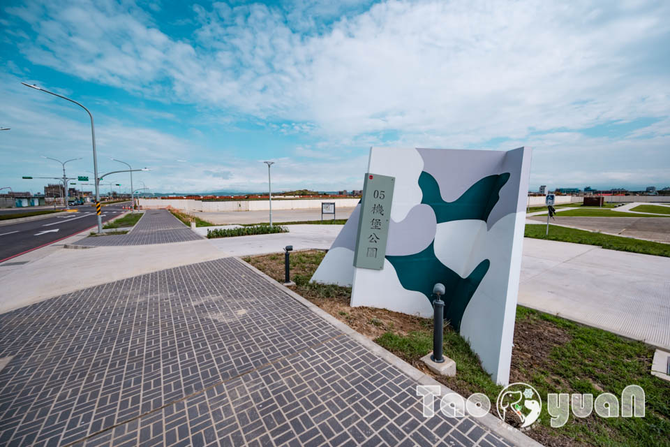 DSC_0072 桃園大園景點〡航空城博物館園區〡戀戀家園記住家的模樣, 帥氣十足的黑貓軍團守衛隊 ,免門票探索機庫與警戒室, 05機堡公園