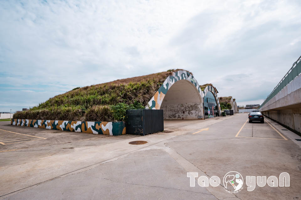 DSC_0075 桃園大園景點〡航空城博物館園區〡戀戀家園記住家的模樣, 帥氣十足的黑貓軍團守衛隊 ,免門票探索機庫與警戒室, 05機堡公園