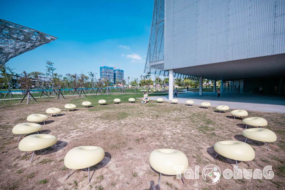 台中市區景點〡台中綠美圖〡雙館共構的璀璨火花, 中央公園裡的美術館, 美術館裡的圖書館, 順遊飛行美樂地遊戲場