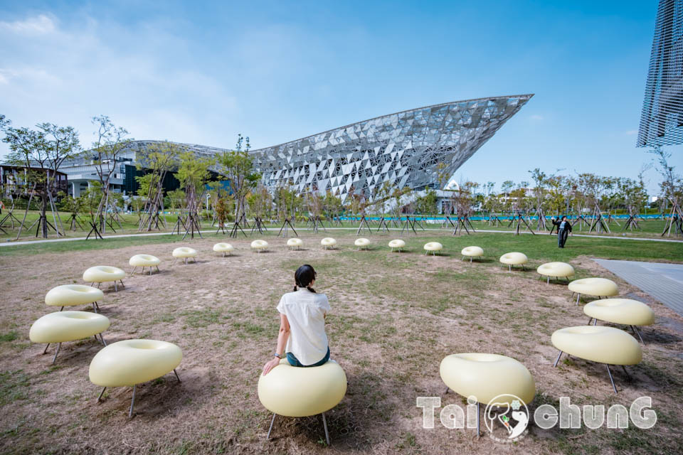 台中市區景點〡台中綠美圖〡雙館共構的璀璨火花, 中央公園裡的美術館, 美術館裡的圖書館, 順遊飛行美樂地遊戲場