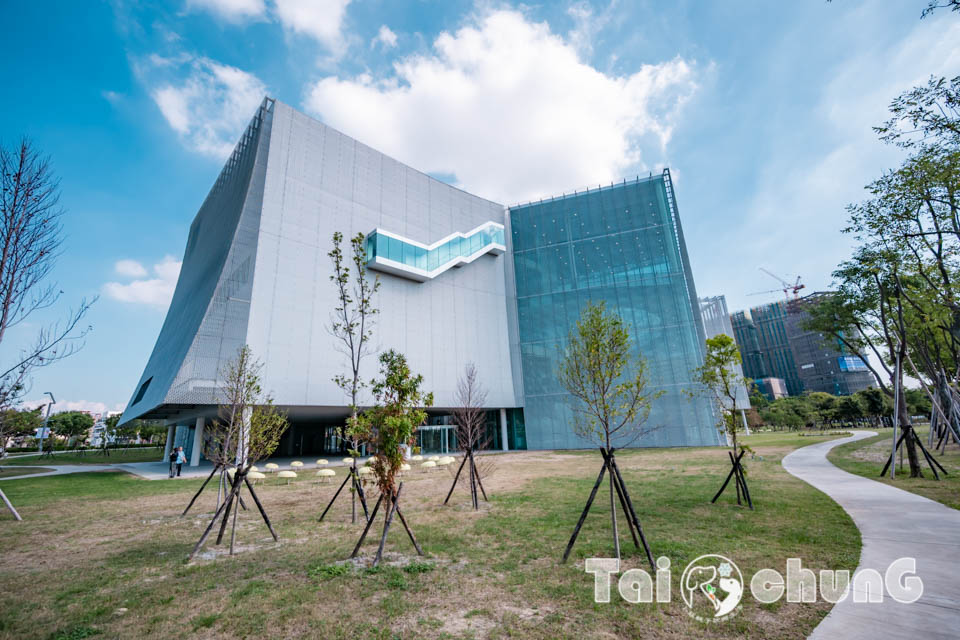 台中市區景點〡台中綠美圖〡雙館共構的璀璨火花, 中央公園裡的美術館, 美術館裡的圖書館, 順遊飛行美樂地遊戲場