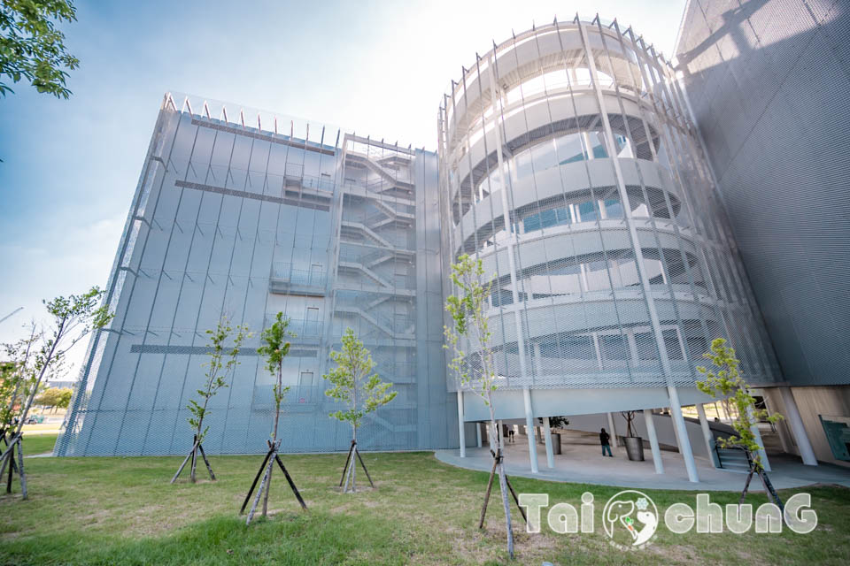 台中市區景點〡台中綠美圖〡雙館共構的璀璨火花, 中央公園裡的美術館, 美術館裡的圖書館, 順遊飛行美樂地遊戲場