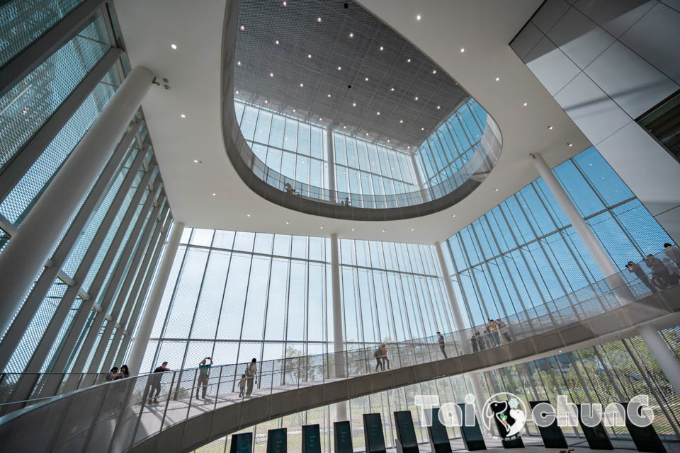 台中市區景點〡台中綠美圖〡雙館共構的璀璨火花, 中央公園裡的美術館, 美術館裡的圖書館, 順遊飛行美樂地遊戲場