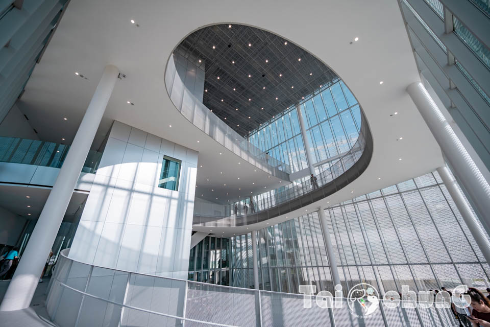 台中市區景點〡台中綠美圖〡雙館共構的璀璨火花, 中央公園裡的美術館, 美術館裡的圖書館, 順遊飛行美樂地遊戲場