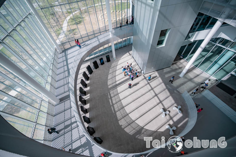 台中市區景點〡台中綠美圖〡雙館共構的璀璨火花, 中央公園裡的美術館, 美術館裡的圖書館, 順遊飛行美樂地遊戲場